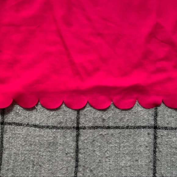 Hot pink, scalloped t-shirt - Picture 2 of 5